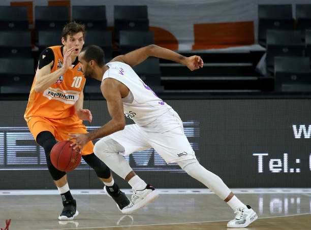 方面表现出 方面表现出